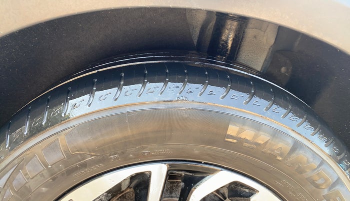 2022 KIA CARENS LUXURY PLUS 1.4 PETROL 7 STR, Petrol, Manual, 25,165 km, Left Rear Tyre Tread