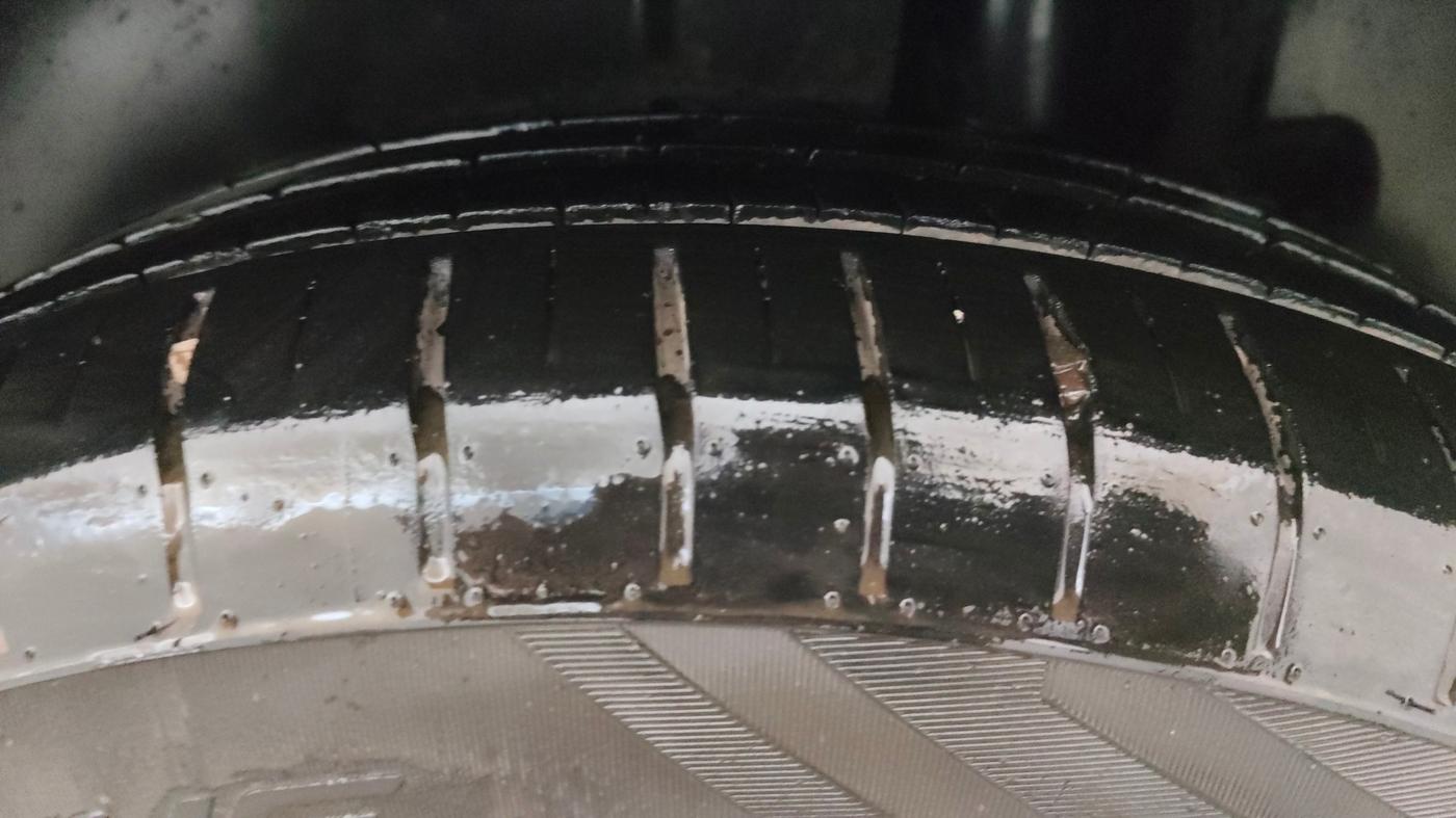 2014 Maruti Ertiga ZXI, CNG, Manual, 47,925 km, Left Rear Tyre Tread