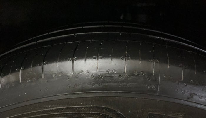 2022 Mahindra XUV700 AX 7 LUXURY D MT 7 STR, Diesel, Manual, 48,333 km, Left Rear Tyre Tread