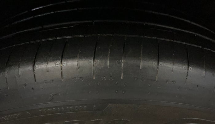 2022 Mahindra XUV700 AX 7 LUXURY D MT 7 STR, Diesel, Manual, 48,333 km, Left Front Tyre Tread