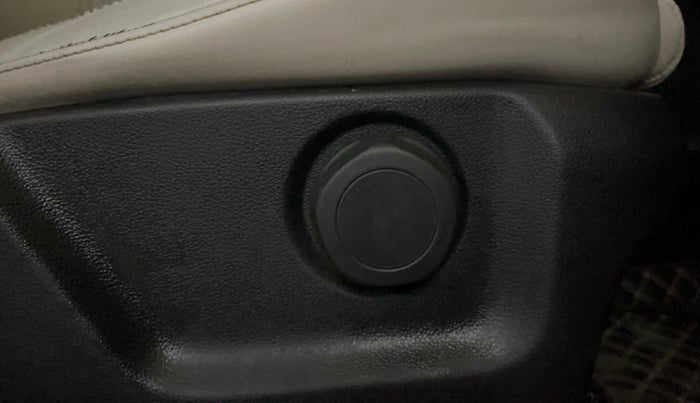 2022 Mahindra XUV700 AX 7 LUXURY D MT 7 STR, Diesel, Manual, 48,333 km, Driver Side Adjustment Panel