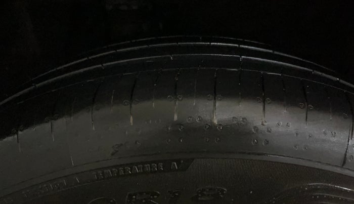 2022 Mahindra XUV700 AX 7 LUXURY D MT 7 STR, Diesel, Manual, 48,333 km, Right Rear Tyre Tread