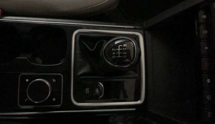 2022 Mahindra XUV700 AX 7 LUXURY D MT 7 STR, Diesel, Manual, 48,333 km, Gear Lever