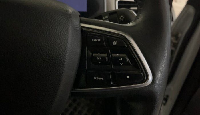 2022 Mahindra XUV700 AX 7 LUXURY D MT 7 STR, Diesel, Manual, 48,333 km, Adaptive Cruise Control