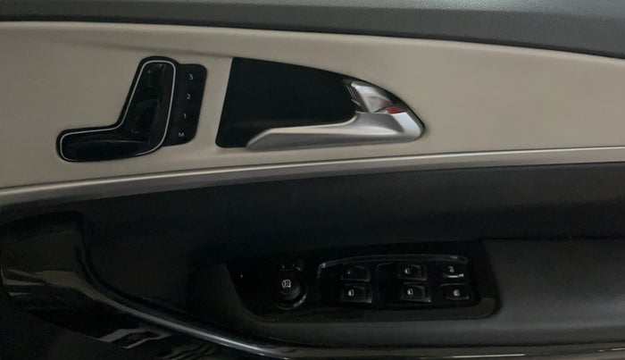 2022 Mahindra XUV700 AX 7 LUXURY D MT 7 STR, Diesel, Manual, 48,333 km, Driver Side Door Panels Control