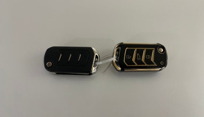 2022 Mahindra XUV700 AX 7 LUXURY D MT 7 STR, Diesel, Manual, 48,333 km, Key Close Up