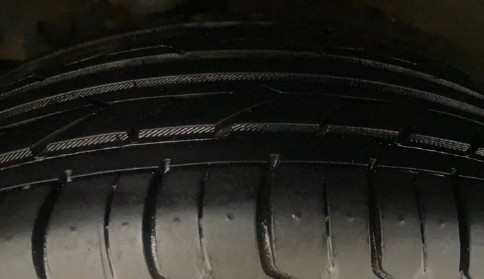 2016 Honda Jazz 1.2L I-VTEC V AT, Petrol, Automatic, 1,04,773 km, Right Rear Tyre Tread