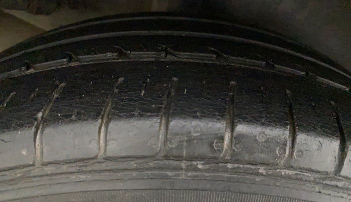 2012 Honda City 1.5L I-VTEC V MT, Petrol, Manual, 1,04,016 km, Right Rear Tyre Tread