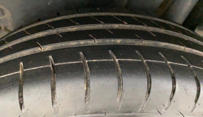 2013 Maruti Swift VXI, Petrol, Manual, 65,866 km, Left Rear Tyre Tread