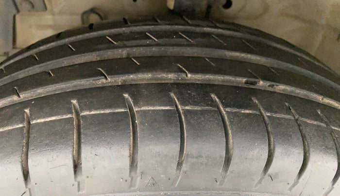 2013 Maruti Swift VXI, Petrol, Manual, 65,866 km, Left Front Tyre Tread
