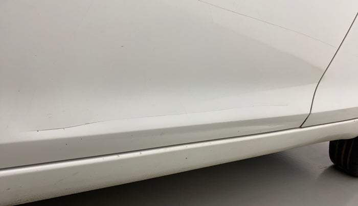 2013 Maruti Swift VXI, Petrol, Manual, 65,866 km, Front passenger door - Minor scratches
