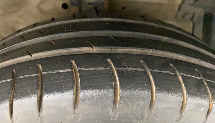 2013 Maruti Swift VXI, Petrol, Manual, 65,866 km, Right Front Tyre Tread