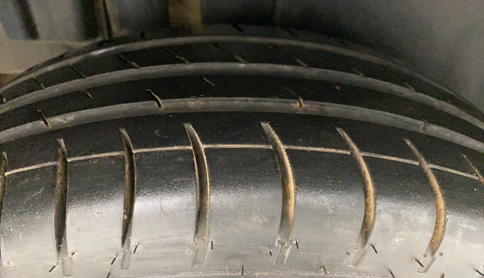2013 Maruti Swift VXI, Petrol, Manual, 65,866 km, Right Rear Tyre Tread