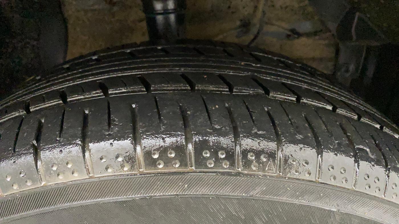 2022 Maruti BREZZA ZXI SMART HYBRID DUAL TONE, Petrol, Manual, 23,928 km, Right Front Tyre Tread