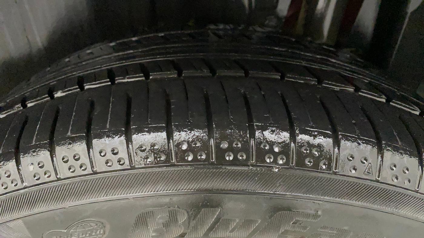 2022 Maruti BREZZA ZXI SMART HYBRID DUAL TONE, Petrol, Manual, 23,928 km, Left Rear Tyre Tread