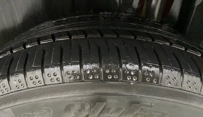 2022 Maruti BREZZA ZXI SMART HYBRID DUAL TONE, Petrol, Manual, 23,928 km, Left Rear Tyre Tread