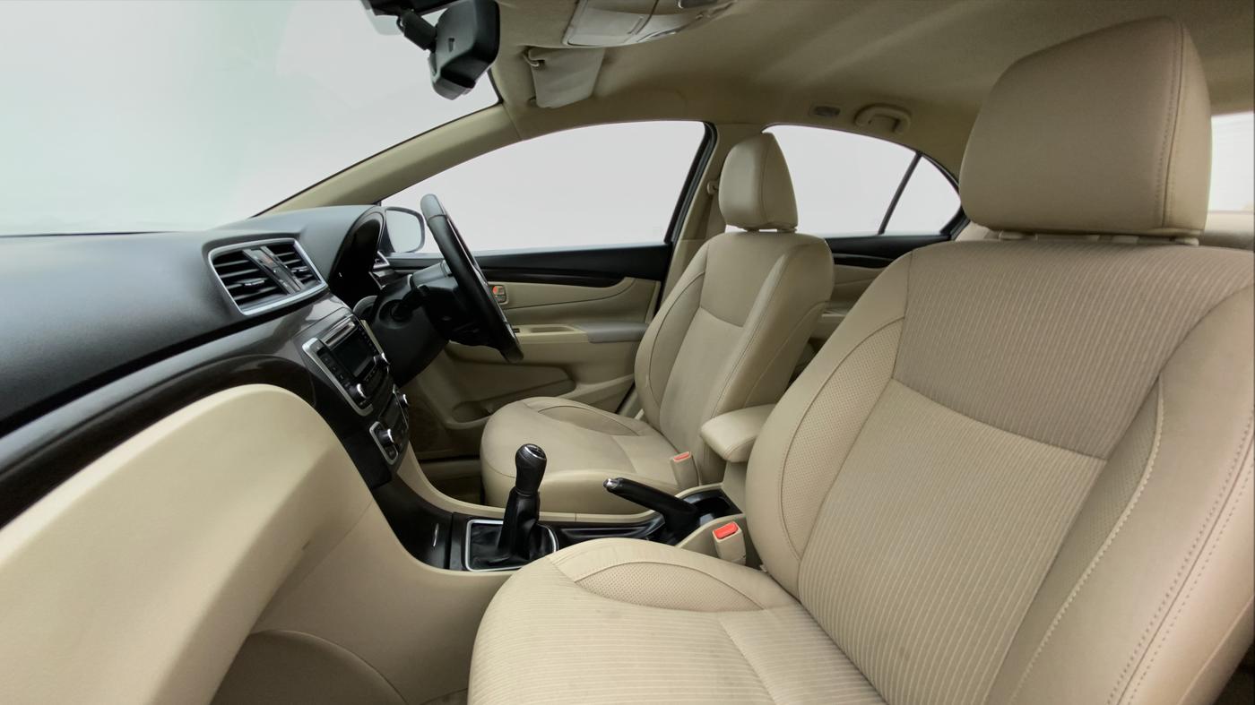2015 Maruti Ciaz  ZDI SHVS, Diesel, Manual, 76,835 km, Right Side Front Door Cabin