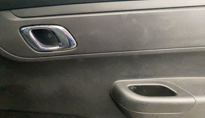 2019 Renault Kwid RXT 1.0 (O), Petrol, Manual, 46,902 km, Driver Side Door Panels Control