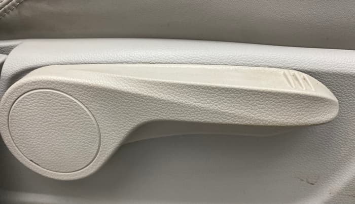 2023 Mahindra XUV300 W8 (O) 1.2 PETROL, Petrol, Manual, 20,347 km, Driver Side Adjustment Panel