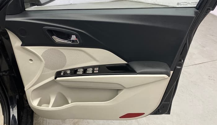 2023 Mahindra XUV300 W8 (O) 1.2 PETROL, Petrol, Manual, 20,347 km, Driver Side Door Panels Control