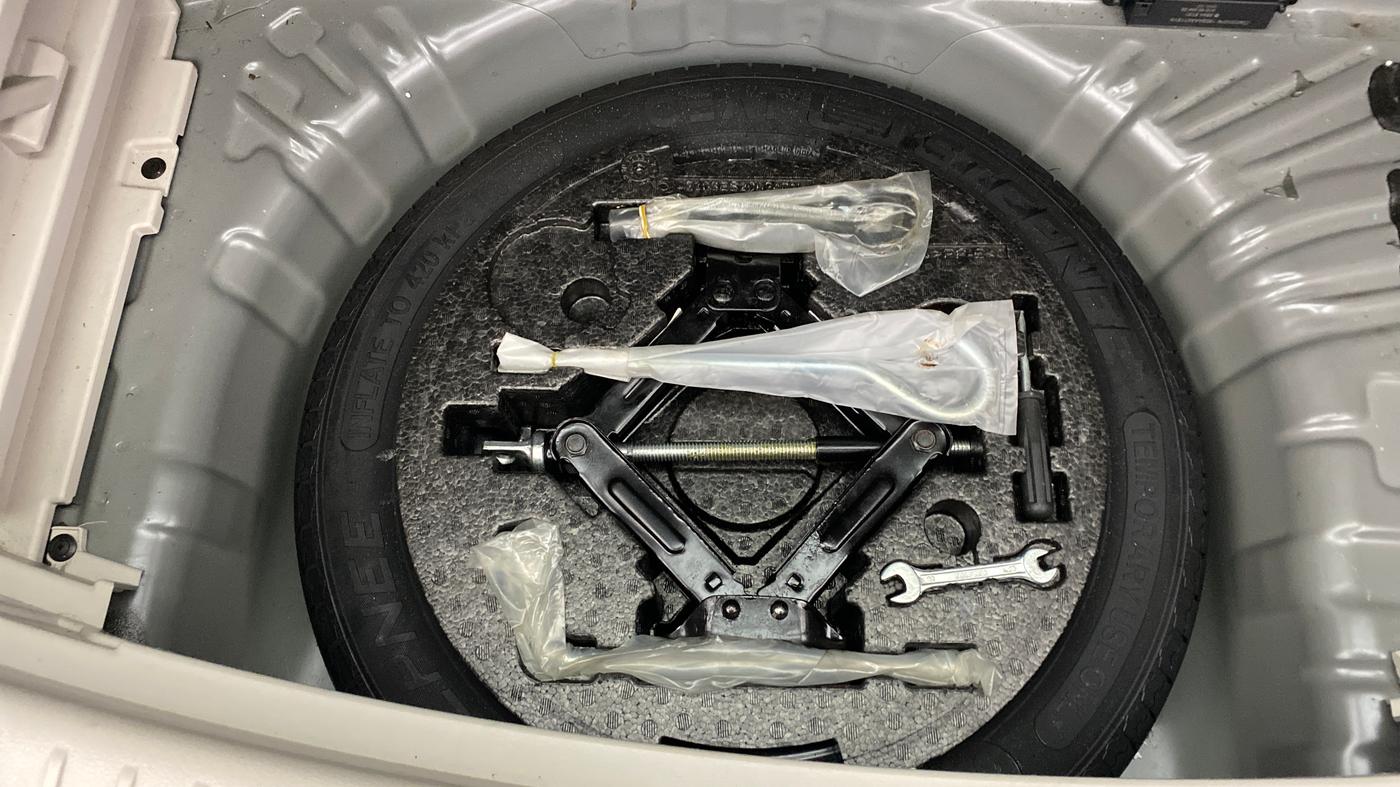 2023 Mahindra XUV300 W8 (O) 1.2 PETROL, Petrol, Manual, 20,347 km, Spare Tyre