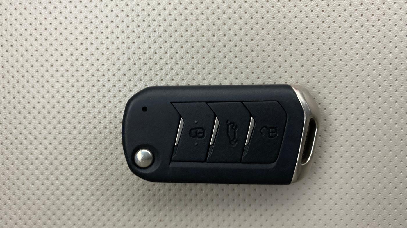 2023 Mahindra XUV300 W8 (O) 1.2 PETROL, Petrol, Manual, 20,347 km, Key Close Up