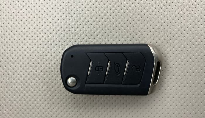 2023 Mahindra XUV300 W8 (O) 1.2 PETROL, Petrol, Manual, 20,347 km, Key Close Up