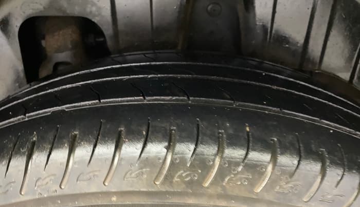 2023 Mahindra XUV300 W8 (O) 1.2 PETROL, Petrol, Manual, 20,347 km, Left Rear Tyre Tread