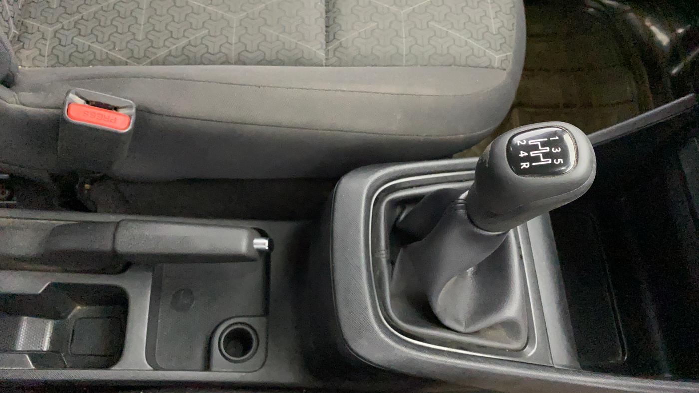 2021 Tata PUNCH ADVENTURE MT, Petrol, Manual, 83,443 km, Gear Lever