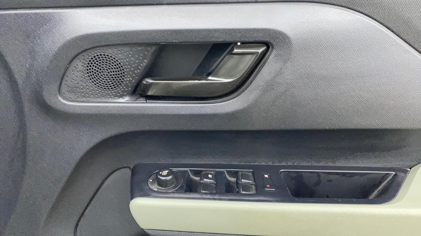 2021 Tata PUNCH ADVENTURE MT, Petrol, Manual, 83,443 km, Driver Side Door Panels Control