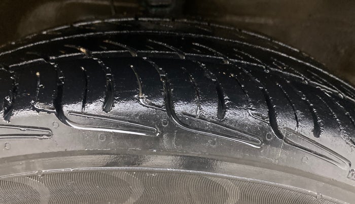 2016 Maruti Wagon R 1.0 VXI AMT, Petrol, Automatic, 68,151 km, Right Front Tyre Tread