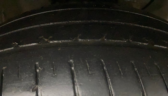 2020 Hyundai Elite i20 MAGNA PLUS 1.2, Petrol, Manual, 31,757 km, Right Front Tyre Tread