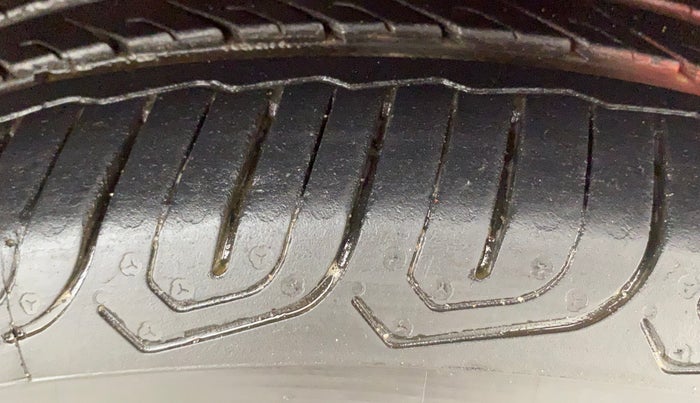 2016 Volkswagen Polo HIGHLINE1.2L, Petrol, Manual, 31,803 km, Right Front Tyre Tread