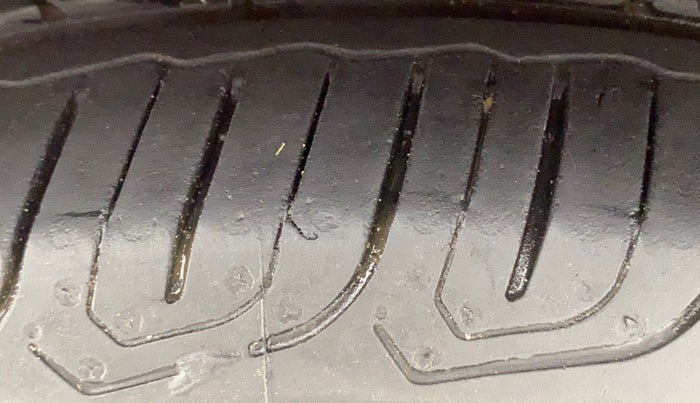 2016 Volkswagen Polo HIGHLINE1.2L, Petrol, Manual, 31,803 km, Left Front Tyre Tread