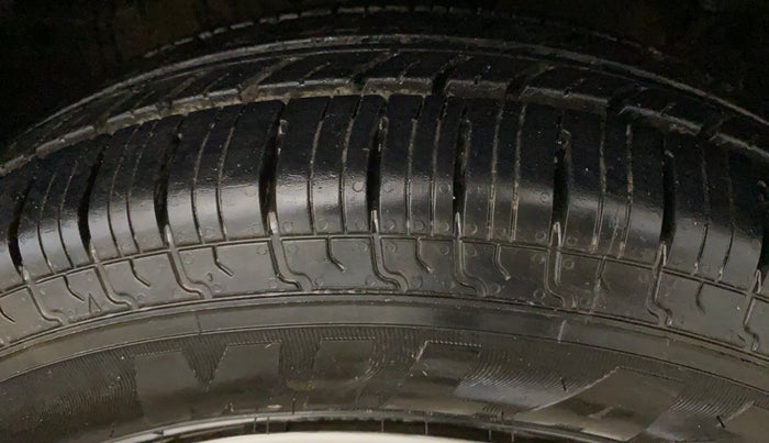 2015 Maruti Swift Dzire VXI, Petrol, Manual, 65,046 km, Right Front Tyre Tread