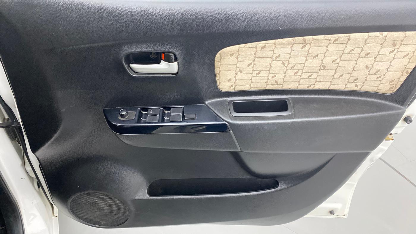 2017 Maruti Wagon R 1.0 VXI, Petrol, Manual, 45,537 km, Driver Side Door Panels Control