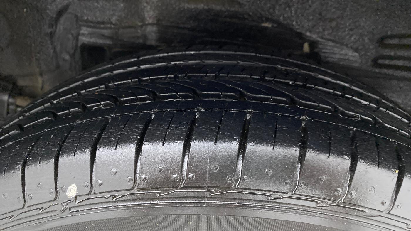 2010 Toyota Corolla Altis GL PETROL, Petrol, Manual, 75,213 km, Left Rear Tyre Tread