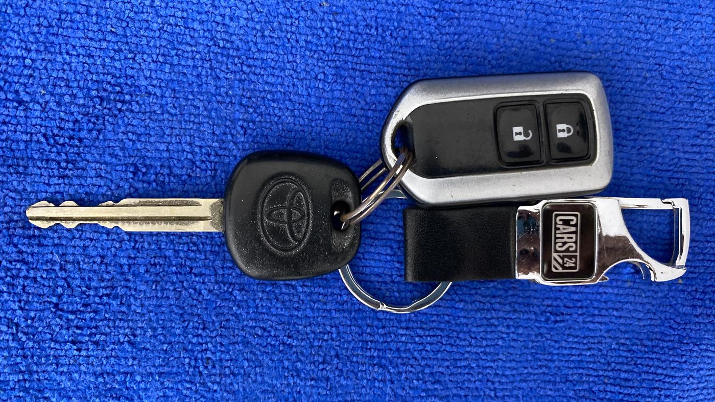 2010 Toyota Corolla Altis GL PETROL, Petrol, Manual, 75,213 km, Key Close Up