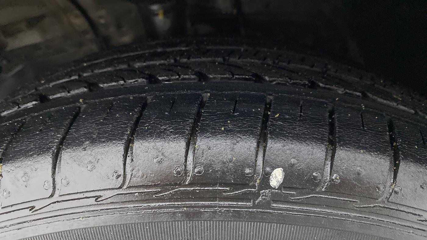 2010 Toyota Corolla Altis GL PETROL, Petrol, Manual, 75,213 km, Left Front Tyre Tread