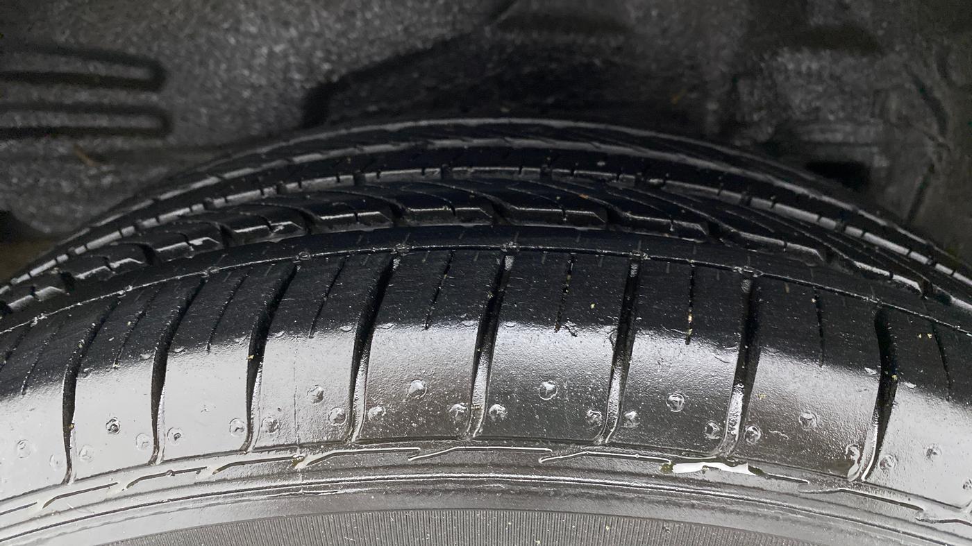 2010 Toyota Corolla Altis GL PETROL, Petrol, Manual, 75,213 km, Right Rear Tyre Tread