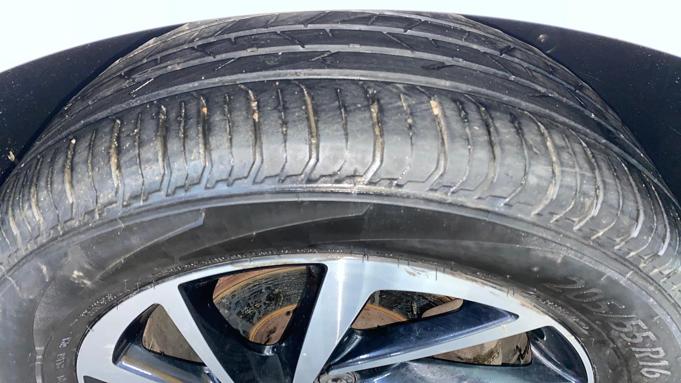 2023 Volkswagen VIRTUS TOPLINE TSI 1.0 MT, Petrol, Manual, 48,614 km, Right Front Tyre Tread