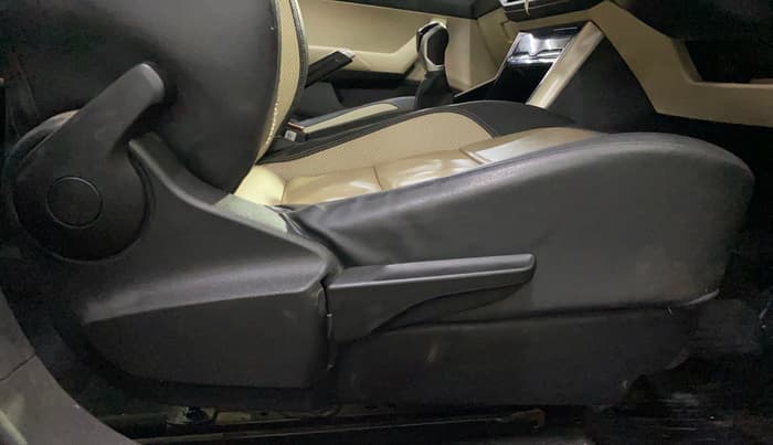 2023 Volkswagen VIRTUS TOPLINE TSI 1.0 MT, Petrol, Manual, 48,614 km, Driver Side Adjustment Panel