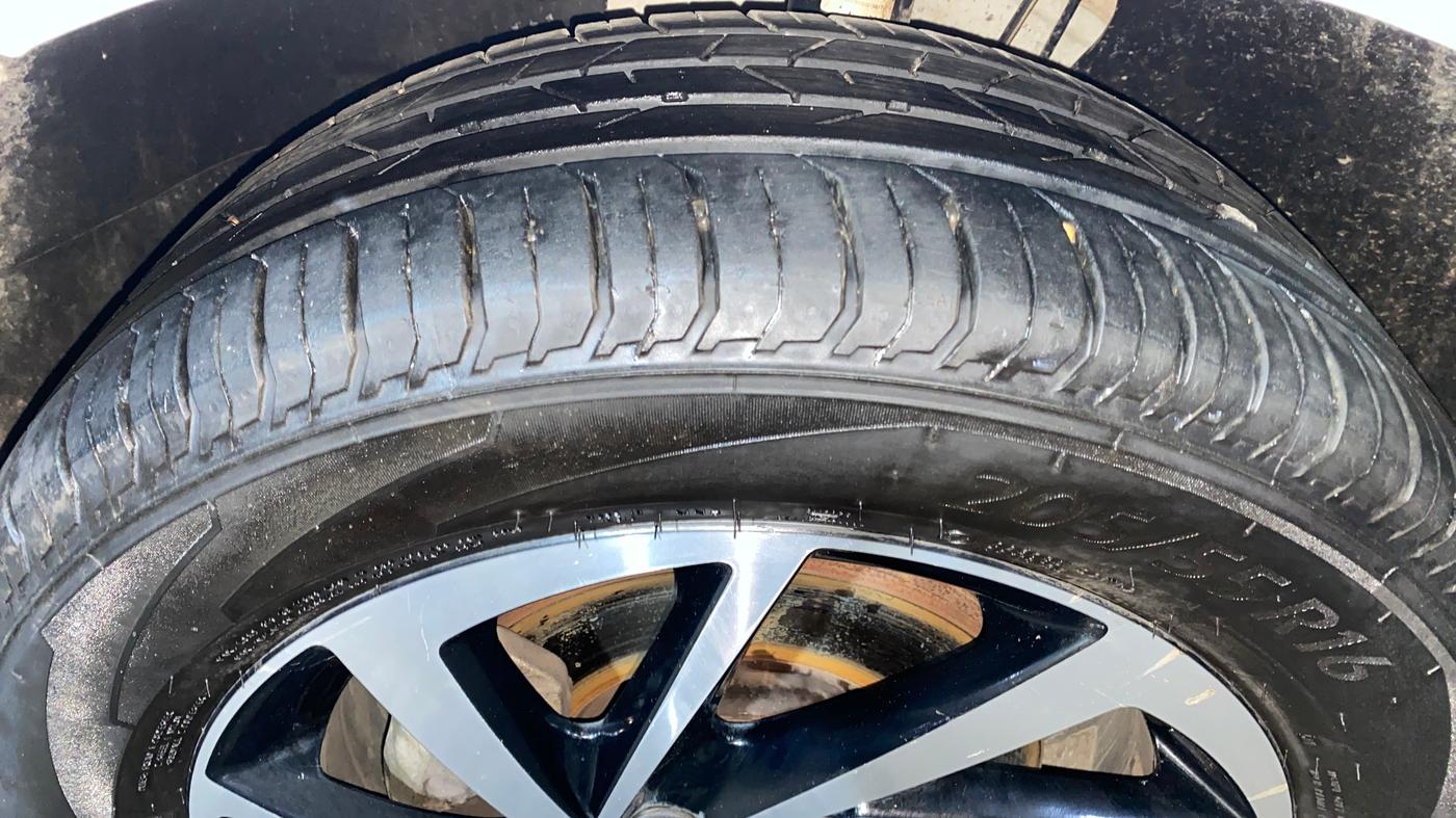 2023 Volkswagen VIRTUS TOPLINE TSI 1.0 MT, Petrol, Manual, 48,614 km, Left Front Tyre Tread