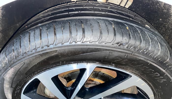 2023 Volkswagen VIRTUS TOPLINE TSI 1.0 MT, Petrol, Manual, 48,614 km, Left Front Tyre Tread