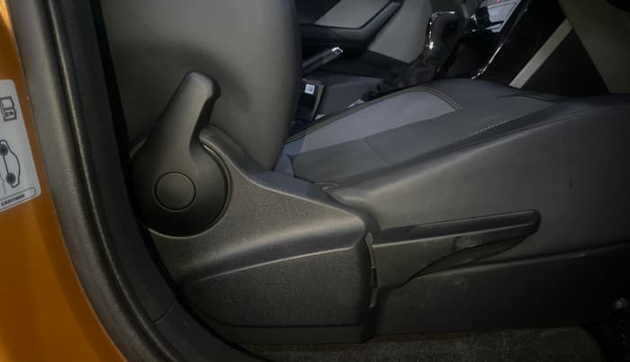 2022 Skoda KUSHAQ STYLE 1.0L TSI AT (6 AIRBAGS), Petrol, Automatic, 15,721 km, Driver Side Adjustment Panel