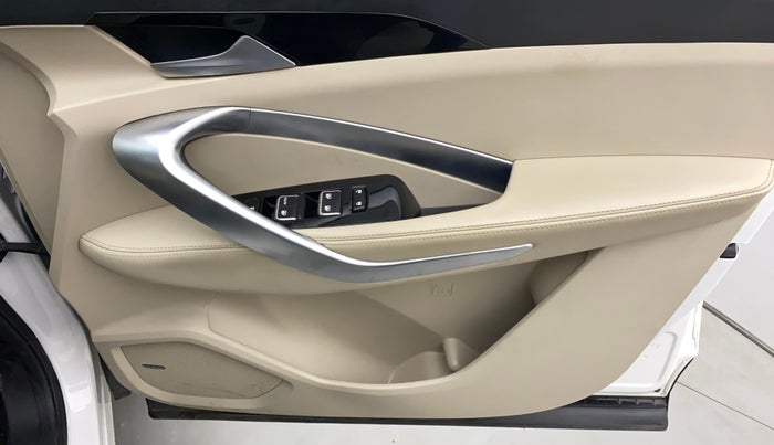 2021 MG HECTOR SHARP HYBRID 1.5 PETROL, Petrol, Manual, 26,505 km, Driver Side Door Panels Control