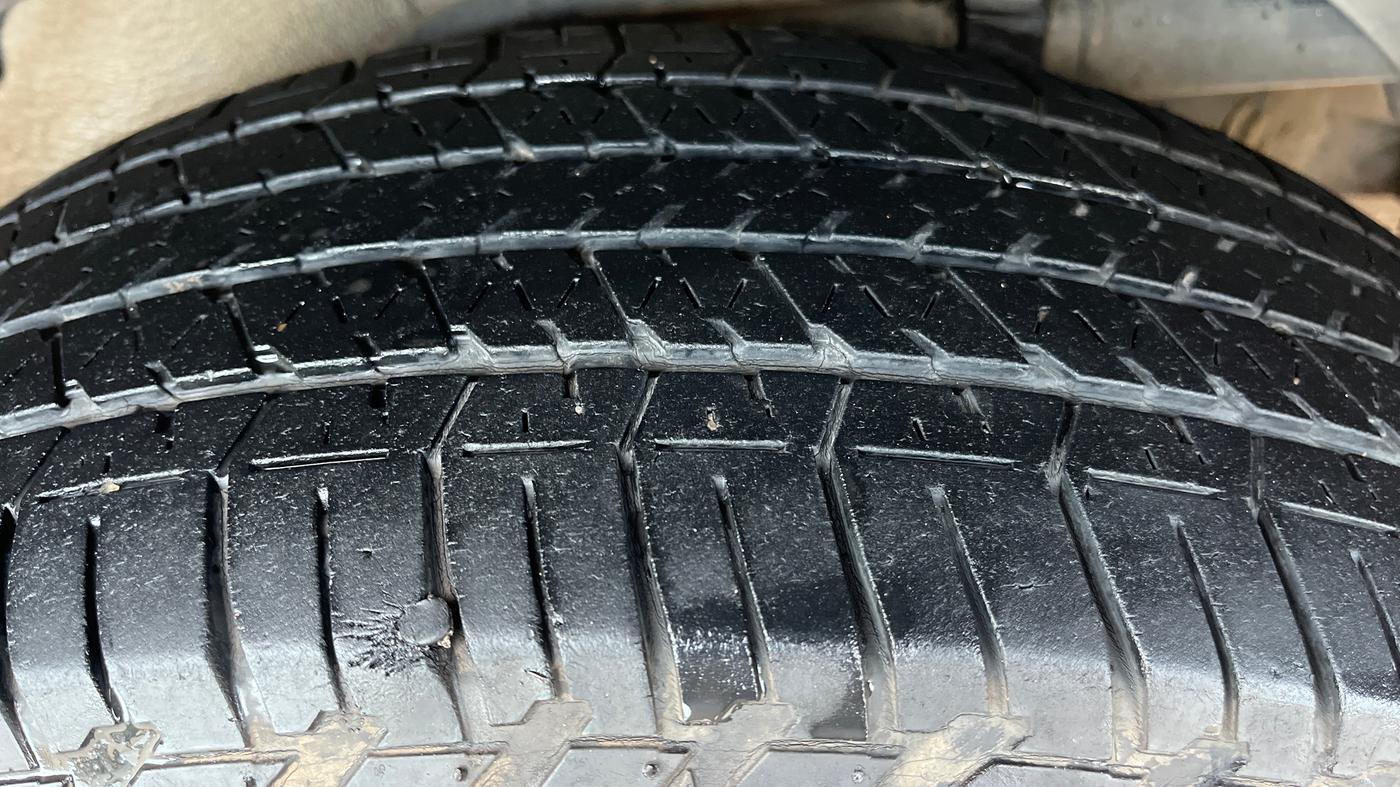 2015 Mahindra XUV500 W8, Diesel, Manual, 73,980 km, Left Rear Tyre Tread