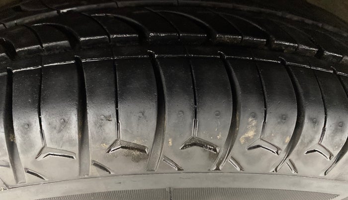 2013 Hyundai i10 SPORTZ 1.2, Petrol, Manual, 45,661 km, Left Front Tyre Tread