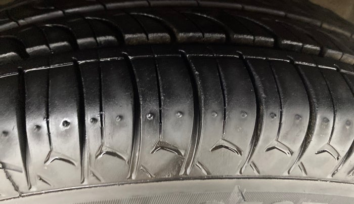 2013 Hyundai i10 SPORTZ 1.2, Petrol, Manual, 45,661 km, Right Front Tyre Tread