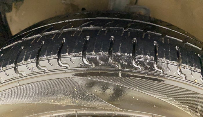 2015 Maruti Celerio VXI, Petrol, Manual, 77,665 km, Left Front Tyre Tread